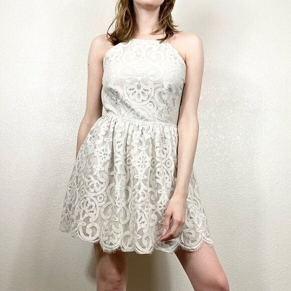 Tobi White & Beige Lace Backless Mini Dress - Picture 1 of 7